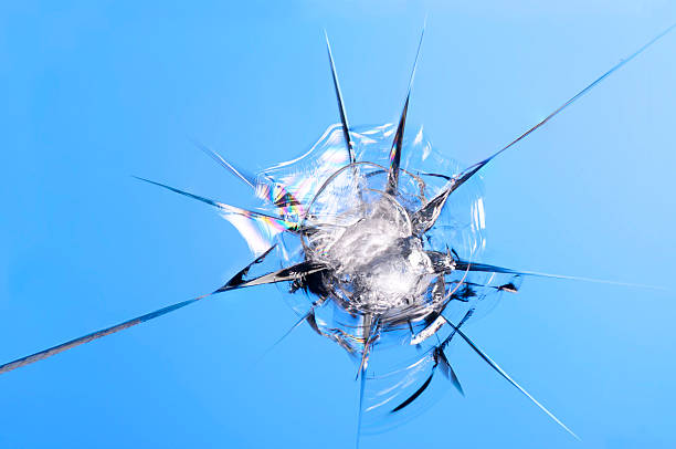 лобовое стекло рок стружки - shattered glass broken window damaged стоковые фото и изображения