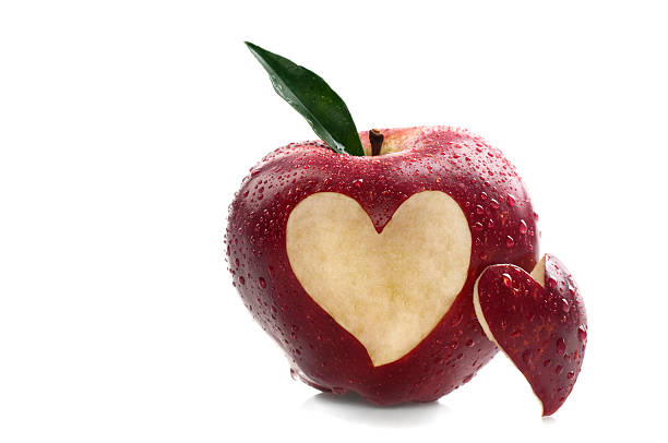 agua en forma de corazón rojo con manzana - apple red delicious apple studio shot fruit fotografías e imágenes de stock