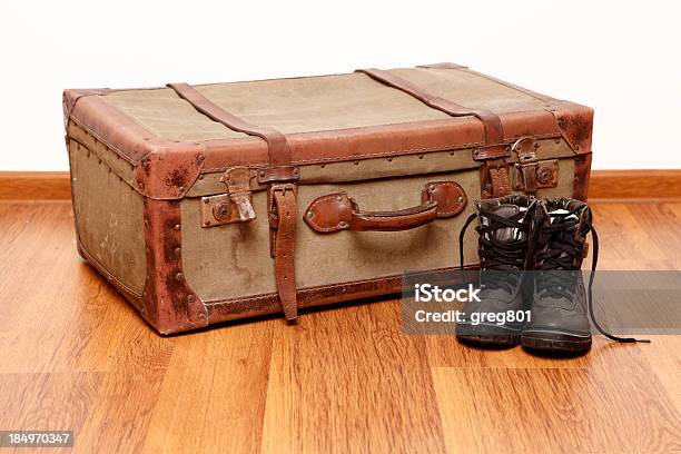 Mala E Sapatos No Chão Xxxl - Fotografias de stock e mais imagens de Antigo - Antigo, Antiguidade, Antiguidades