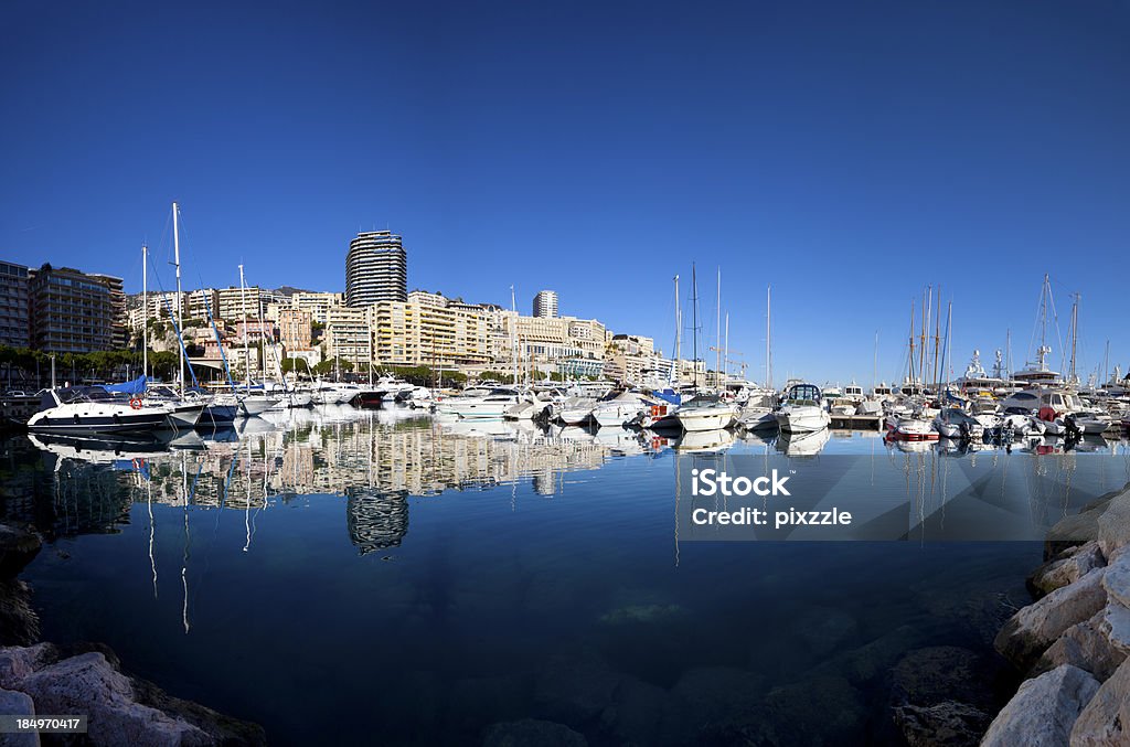 Vue sur la ville et le port de plaisance de Monaco réflexion - Photo de Ciel libre de droits