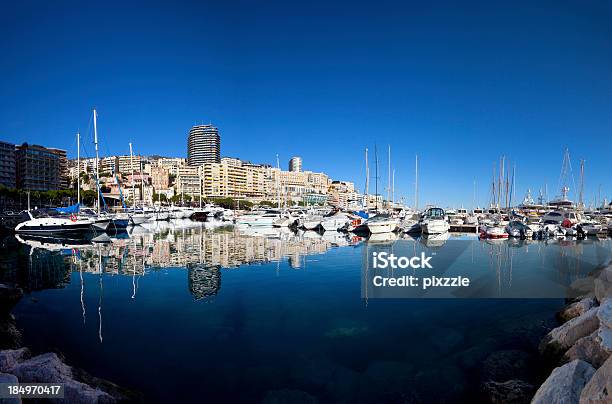 Photo libre de droit de Vue Sur La Ville Et Le Port De Plaisance De Monaco Réflexion banque d'images et plus d'images libres de droit de Ciel