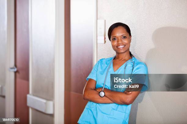 Photo libre de droit de Profession Médicosociale Debout Dans Le Couloir banque d'images et plus d'images libres de droit de Adulte - Adulte, Adulte d'âge mûr, Afro-américain