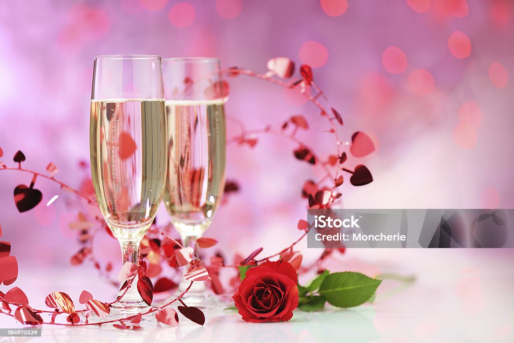 Flautas de champán en fondo iluminado - Foto de stock de Amor - Sentimiento libre de derechos
