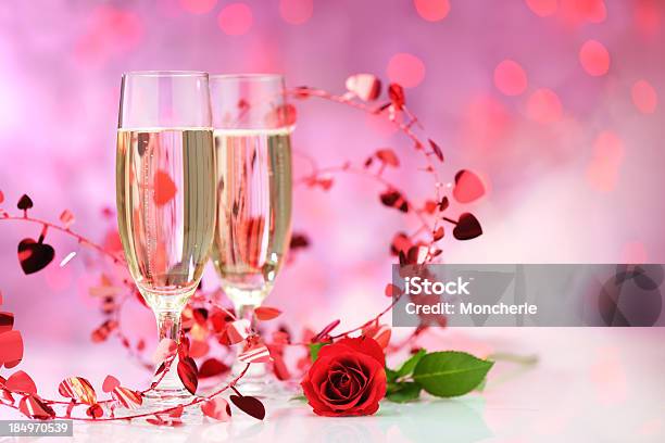 シャンパン Flutes 背景に照明付き - からっぽのストックフォトや画像を多数ご用意 - からっぽ, アルコール飲料, イルミネーション