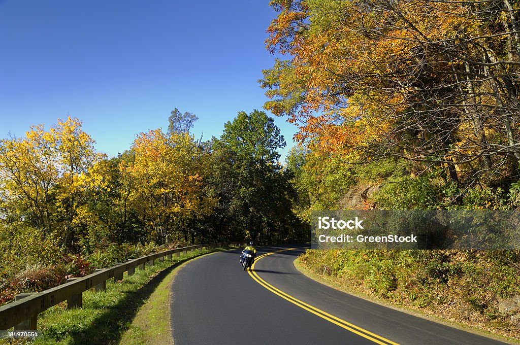 Motociclista goza de um porte outono Estrada Blue Ridge Parkway - Royalty-free Motorizada Foto de stock