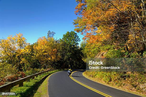 Motociclista Goza De Um Porte Outono Estrada Blue Ridge Parkway - Fotografias de stock e mais imagens de Motorizada