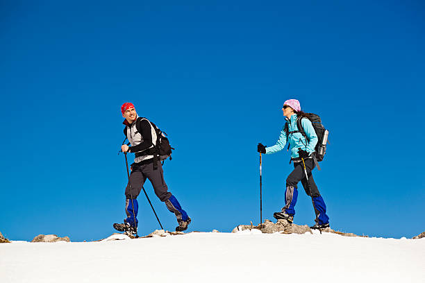 senderismo en las montañas de invierno - travel destinations mountain hiking profile fotografías e imágenes de stock