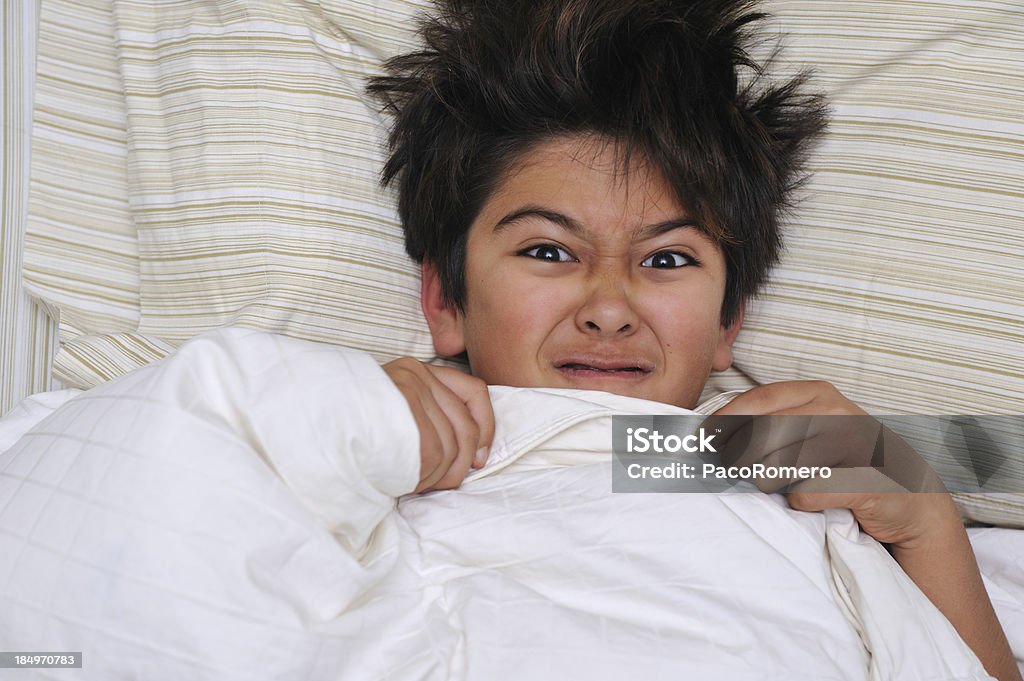 Junge im Bett, Blick auf - Lizenzfrei Bett Stock-Foto