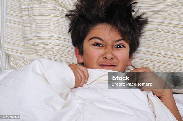 Junge Im Bett Blick Auf Stockfoto und mehr Bilder von Bett - Bett, Humor, Kind