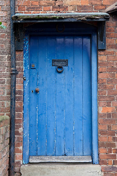 blue porte - doorstep door knocker door england photos et images de collection