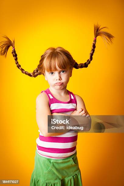 Primer Plano De Tristefrustrado Rojochica De Pelo Con Mallas Ascendente Foto de stock y más banco de imágenes de Niño