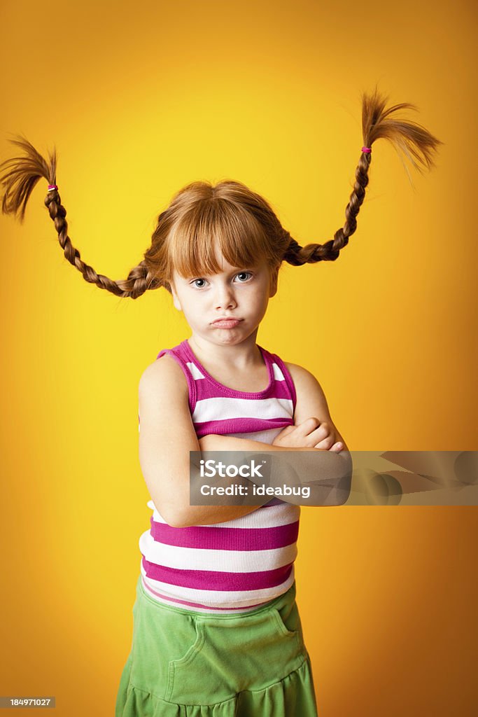 Gros plan de la frustration et triste, jeune fille aux cheveux rouge avec la hausse Natte - Photo de Enfant libre de droits