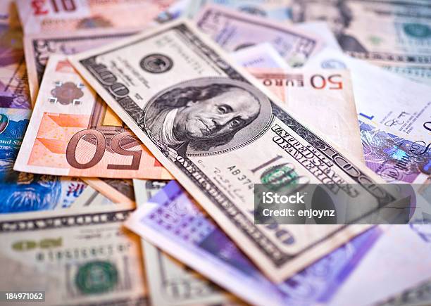 Valuta Internazionale - Fotografie stock e altre immagini di Banconota di dollaro statunitense - Banconota di dollaro statunitense, Valuta dell'Unione Europea, Valuta britannica