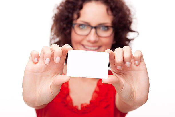 linda mulher segurando o cartão em branco xxxl - glasses holding business card imagens e fotografias de stock