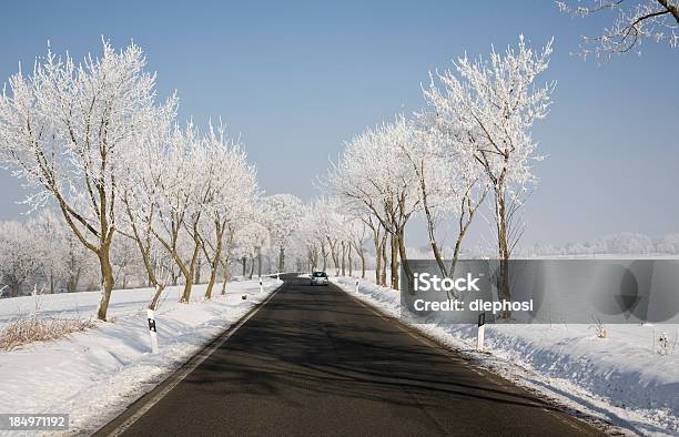 Straße Im Winter Stockfoto und mehr Bilder von Auto - Auto, Straßenverkehr, Winter