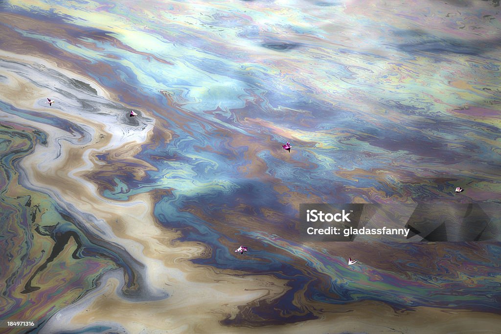 Нефть Slick & цветами - Стоковые фото Разлив нефти роялти-фри