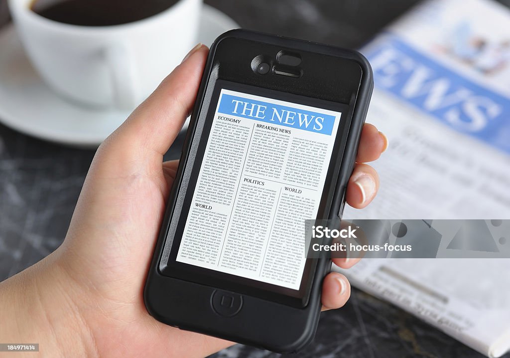 Lettura di notizie su smartphone - Foto stock royalty-free di Affari