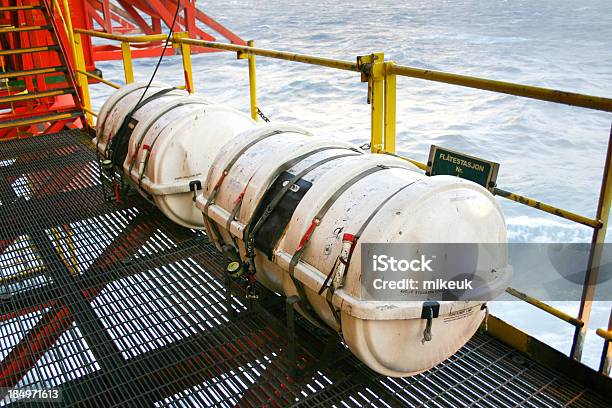 Fuga Liferafts Oil Rig - Fotografie stock e altre immagini di Attrezzatura - Attrezzatura, Barca di salvataggio, Composizione orizzontale
