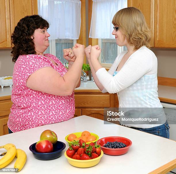 Mulher Na Cozinha Com Frutas - Fotografias de stock e mais imagens de 35-39 Anos - 35-39 Anos, Adolescente, Adulto