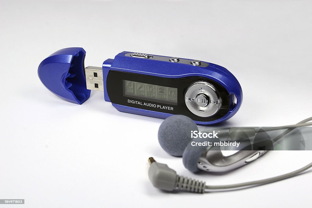 audio Digital, reproductor MP3 con auriculares USB - Foto de stock de Fondo blanco libre de derechos