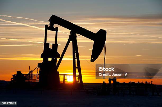 Olio Pumpjack Silhouette - Fotografie stock e altre immagini di Alberta - Alberta, Aurora, Cielo