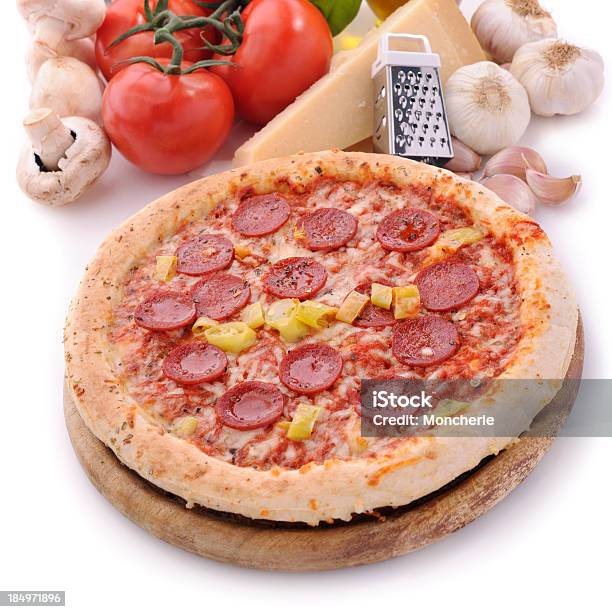 Pizza De Chorizo Foto de stock y más banco de imágenes de Aceituna - Aceituna, Al horno, Albahaca
