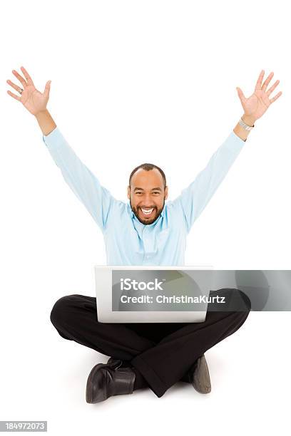 Excitación Hombre Usando Computadora Portátil Foto de stock y más banco de imágenes de Entusiasmo - Entusiasmo, Negocio, Sentado en el suelo