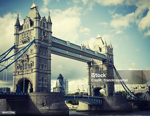Foto de Torre De Ponte E Rio Tâmisa e mais fotos de stock de Capitais internacionais - Capitais internacionais, Cidade de Londres, Cultura Britânica