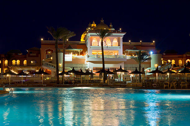 holiday resort à noite - tourist resort hotel swimming pool night - fotografias e filmes do acervo