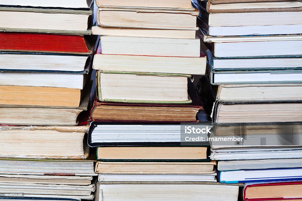 Pilha de livros secondhand detalhe - Foto de stock de Livro royalty-free