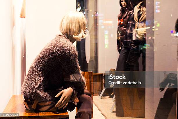 Femmina Manichino Di Shopping Finestra - Fotografie stock e altre immagini di Guardare le vetrine - Guardare le vetrine, Bambola - Giocattolo, Adulto