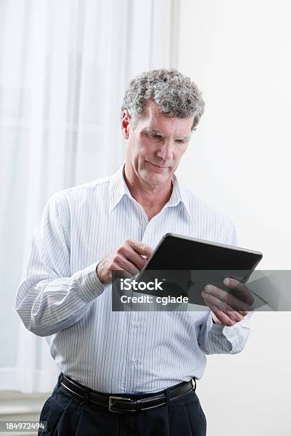 Casual Hombre De Negocios Utilizando Tablet Foto de stock y más banco de  imágenes de 50-59 años - 50-59 años, Adulto, Adulto maduro - iStock