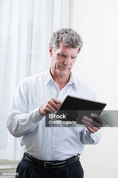 Casual Hombre De Negocios Utilizando Tablet Foto de stock y más banco de imágenes de 50-59 años - 50-59 años, Adulto, Adulto maduro - iStock Casual Hombre De Negocios Utilizando Tablet Foto de stock y más banco de imágenes de 50-59 años - 50-59 años, Adulto, Adulto maduro - iStock
