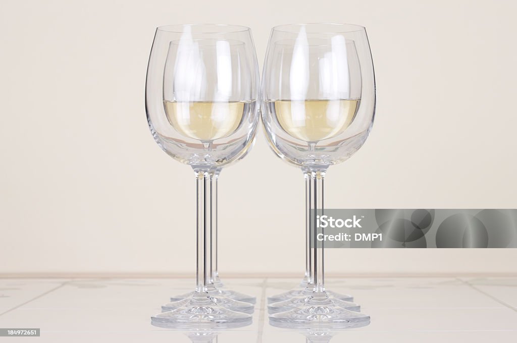 Verres de vin blanc, idéalement placé à deux rangées symétrique - Photo de Alcool libre de droits