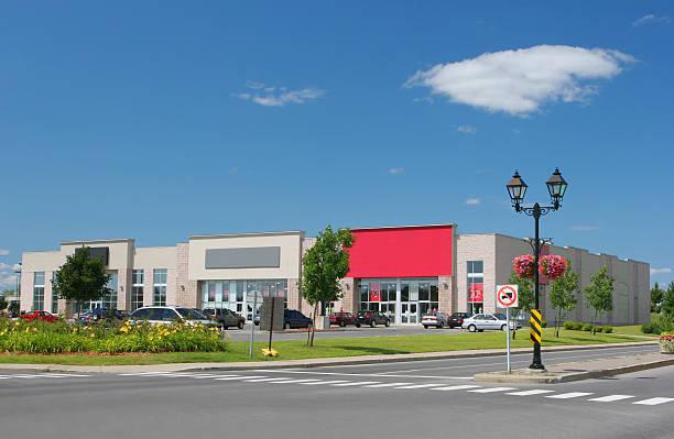 moderne de boutiques - strip mall shopping mall road street photos et images de collection