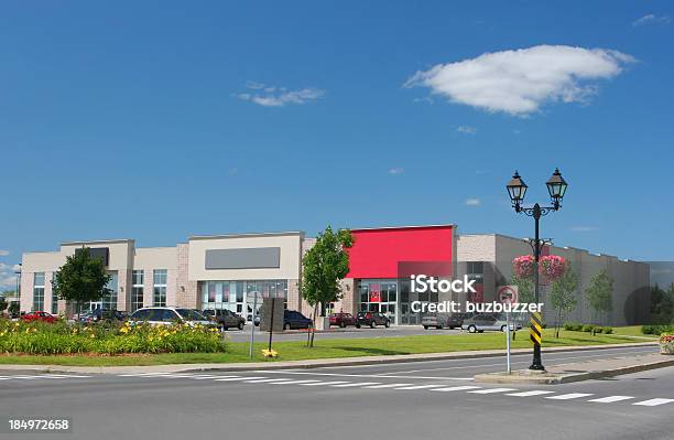 Foto de A Moderna Área De Compras e mais fotos de stock de Exterior de Prédio - Exterior de Prédio, Comércio - Consumismo, Exterior