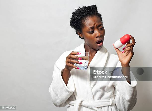 Photo libre de droit de De Grands Comprimés banque d'images et plus d'images libres de droit de Afro-américain - Afro-américain, Aide familiale, Aliments et boissons