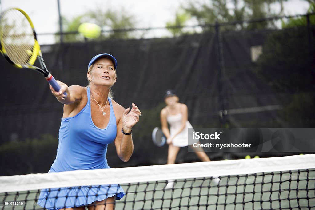 Femme doubles match de tennis et de volley - Photo de Tennis libre de droits