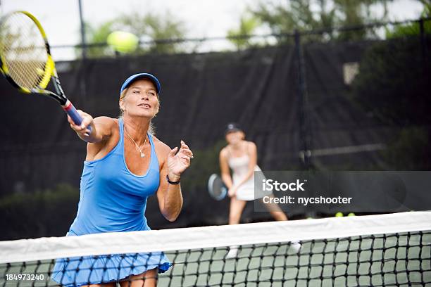 Photo libre de droit de Femme Doubles Match De Tennis Et De Volley banque d'images et plus d'images libres de droit de Tennis - Tennis, Jouer, Femmes