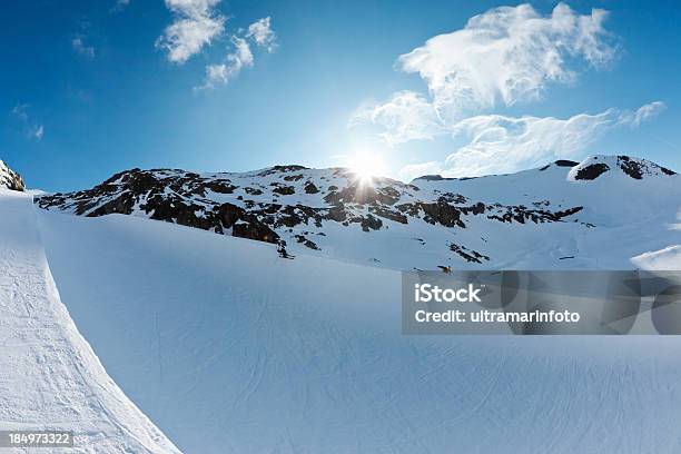 Śnieg Half Pipe - zdjęcia stockowe i więcej obrazów Alpy - Alpy, Bardzo zwolnione tempo, Chmura