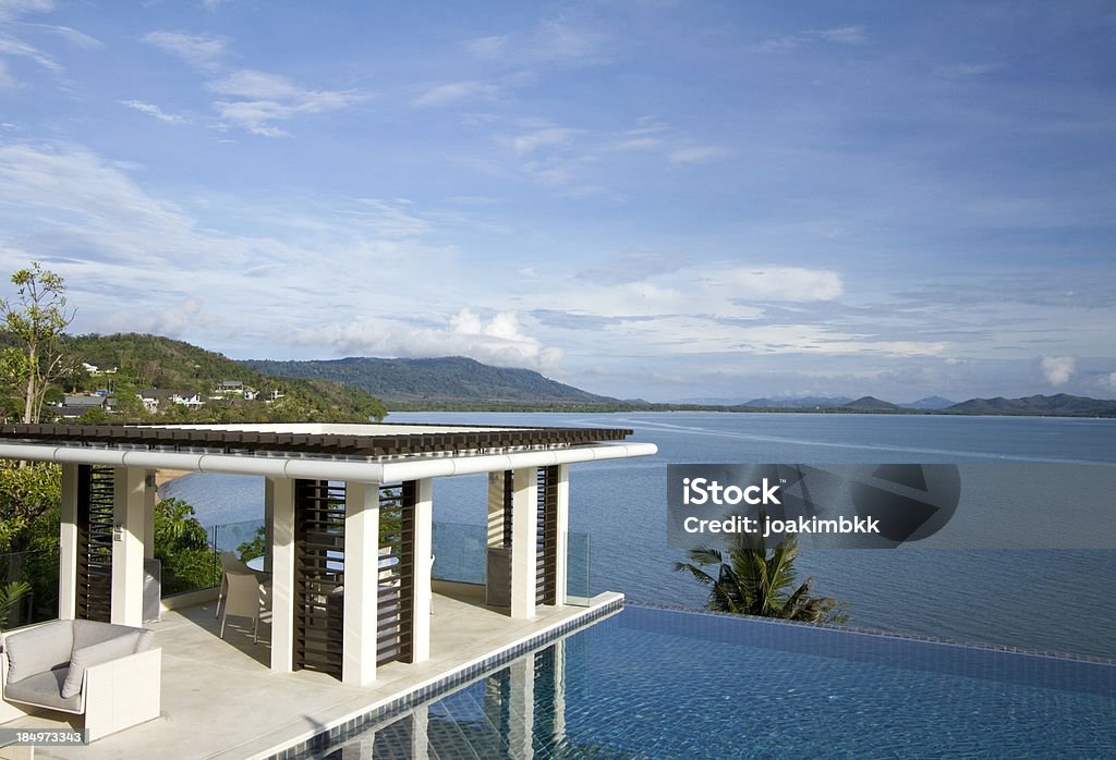 Vila Tropical Piscina virado para o mar - Royalty-free Moderno Foto de stock