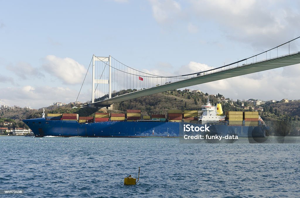 Navio cargueiro sob a ponte do Bósforo - Foto de stock de Abaixo royalty-free