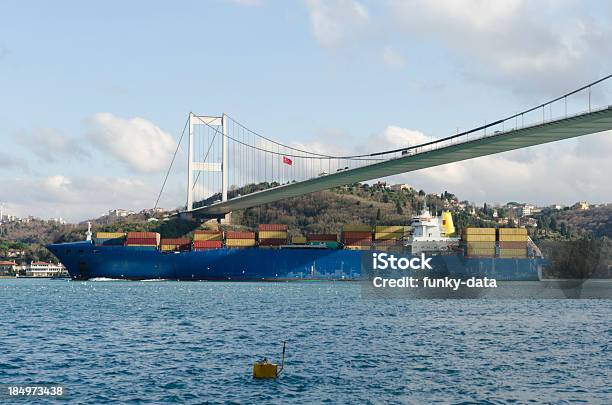 Foto de Navio Cargueiro Sob A Ponte Do Bósforo e mais fotos de stock de Abaixo - Abaixo, Navio cargueiro, Ponte