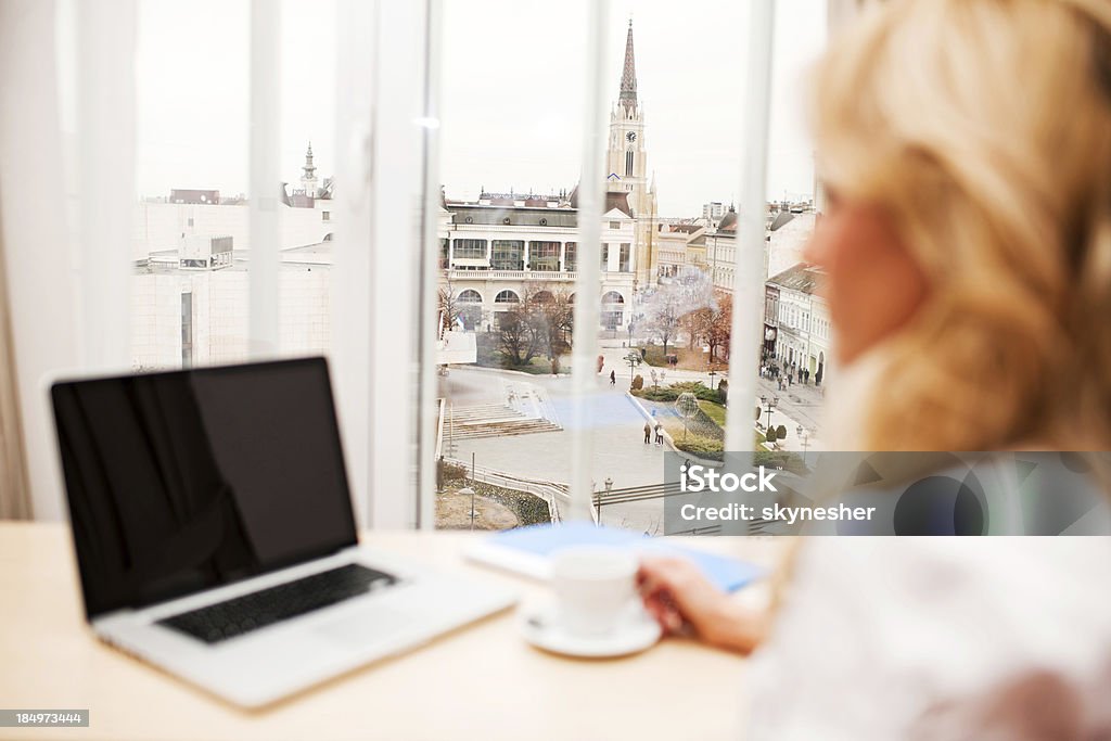 Mulher de negócios usando o laptop e bebendo café. - Foto de stock de 30 Anos royalty-free