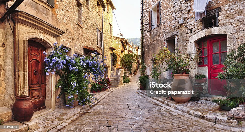 Antigua casas de pueblo francés y la calle de adoquines - Foto de stock de Francia libre de derechos