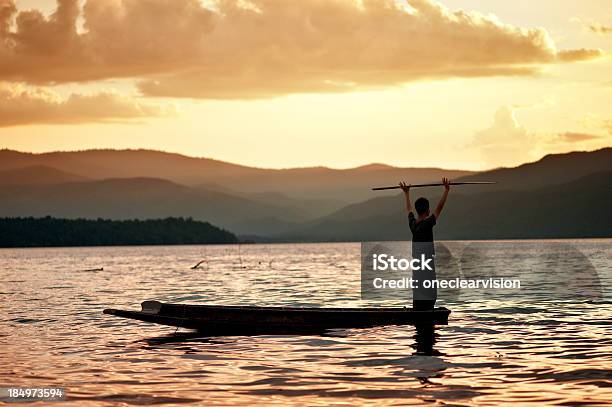 Hombre De Pie En Una Canoa Foto de stock y más banco de imágenes de Actividades recreativas - Actividades recreativas, Agua, Aire libre