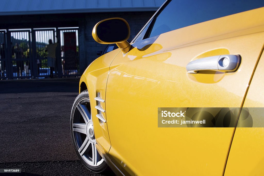 Amarillo con rueda de coche deportivo permitir - Foto de stock de Coche libre de derechos