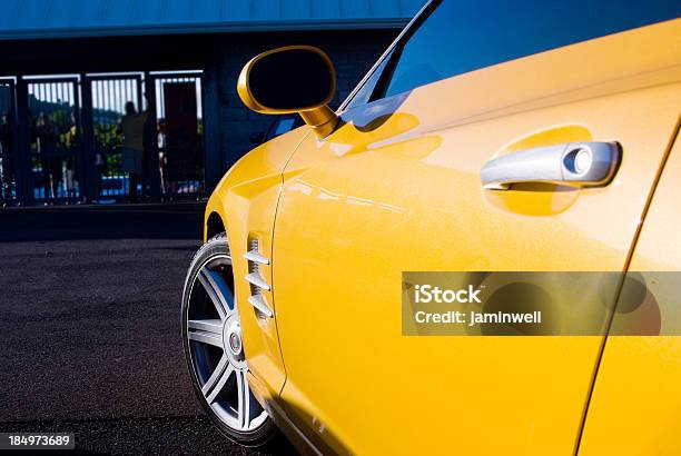 Żółty Samochód Sportowy Z Umożliwić Koło - zdjęcia stockowe i więcej obrazów Samochód - Samochód, Z boku, Alufelga