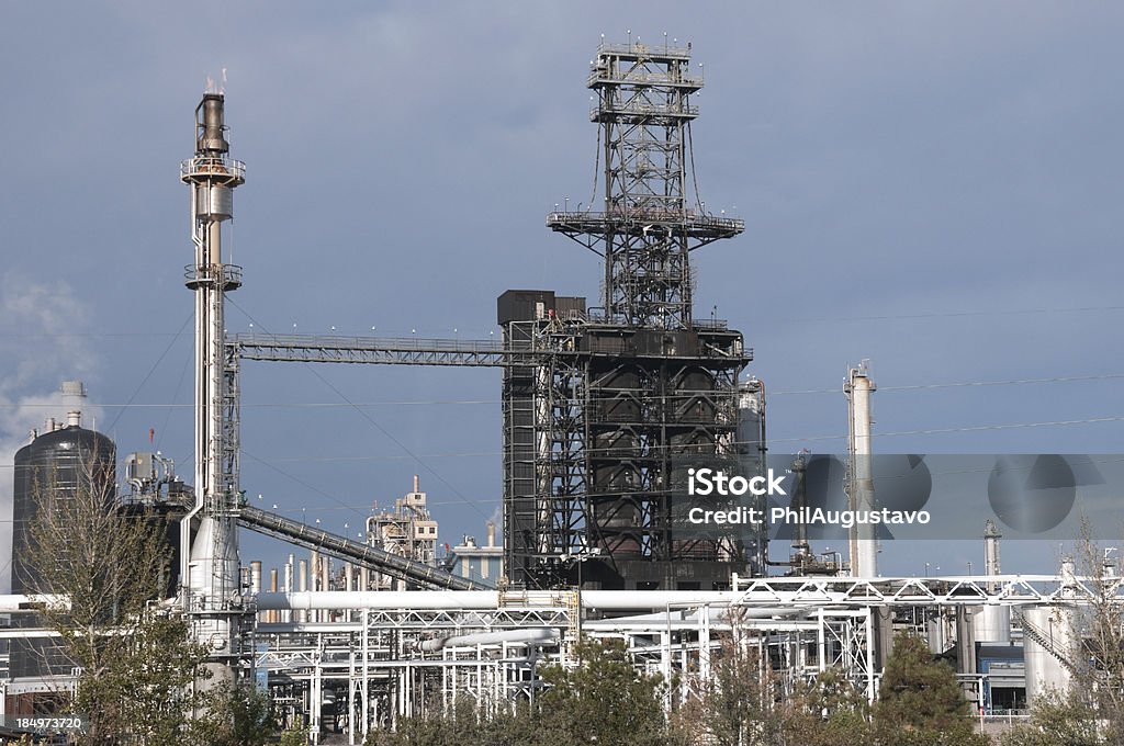 Chaminé de fumaça em refinaria de petróleo - Foto de stock de Aço royalty-free