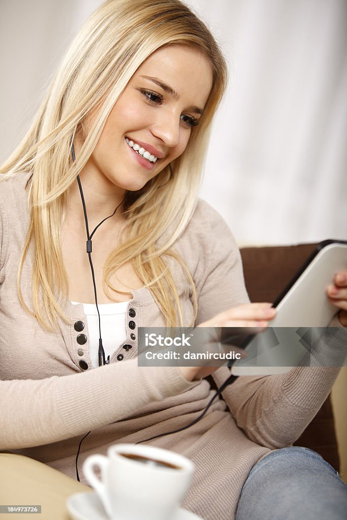 自宅でデジタルタブレットを使用して若い女性 - 1人のロイヤリティフリーストックフォト
